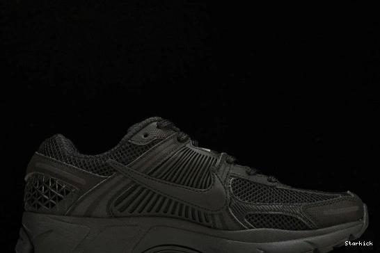 NIKE BV1358-003 Triple Black (2023) ZOOM VOMERO 5 0910